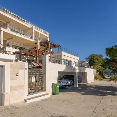Helli Trogir